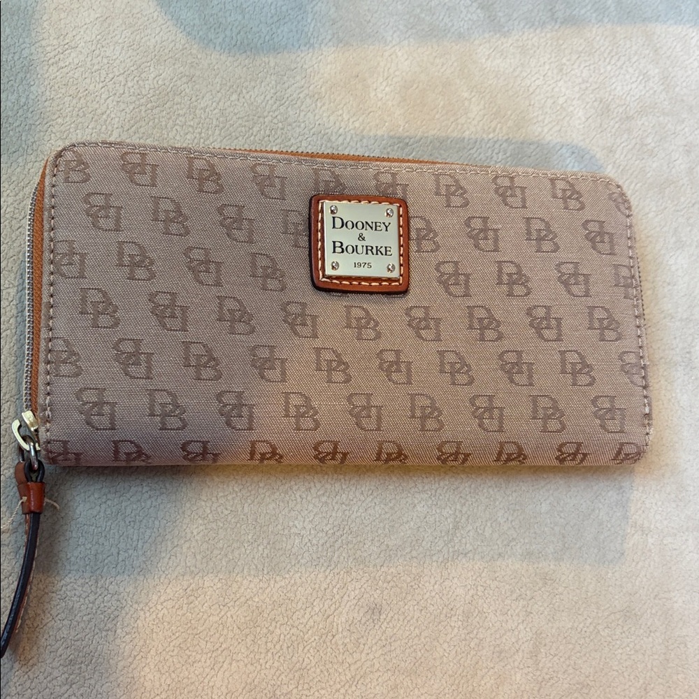 Dooney & Bourke Beige Logo Wallet GUC. 8” x 4.25” x 1”